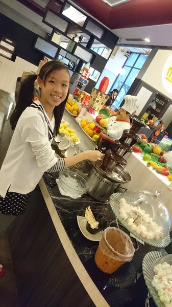 貴族世家牛排(高雄九如店)：高雄~九如店 貴族世家牛排(鮮饌館)~吃免驚自助沙拉吧~巧克力噴泉.牛造型兒童餐都是小朋友的愛~