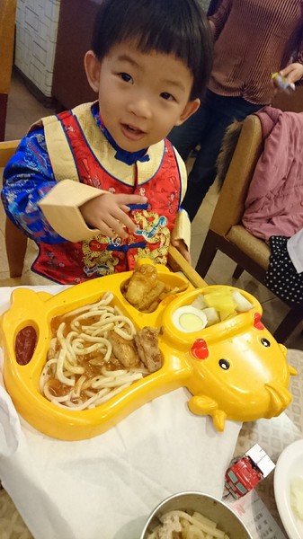 貴族世家牛排(高雄九如店)：高雄~九如店 貴族世家牛排(鮮饌館)~吃免驚自助沙拉吧~巧克力噴泉.牛造型兒童餐都是小朋友的愛~