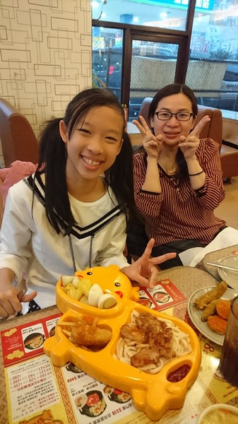 貴族世家牛排(高雄九如店)：高雄~九如店 貴族世家牛排(鮮饌館)~吃免驚自助沙拉吧~巧克力噴泉.牛造型兒童餐都是小朋友的愛~