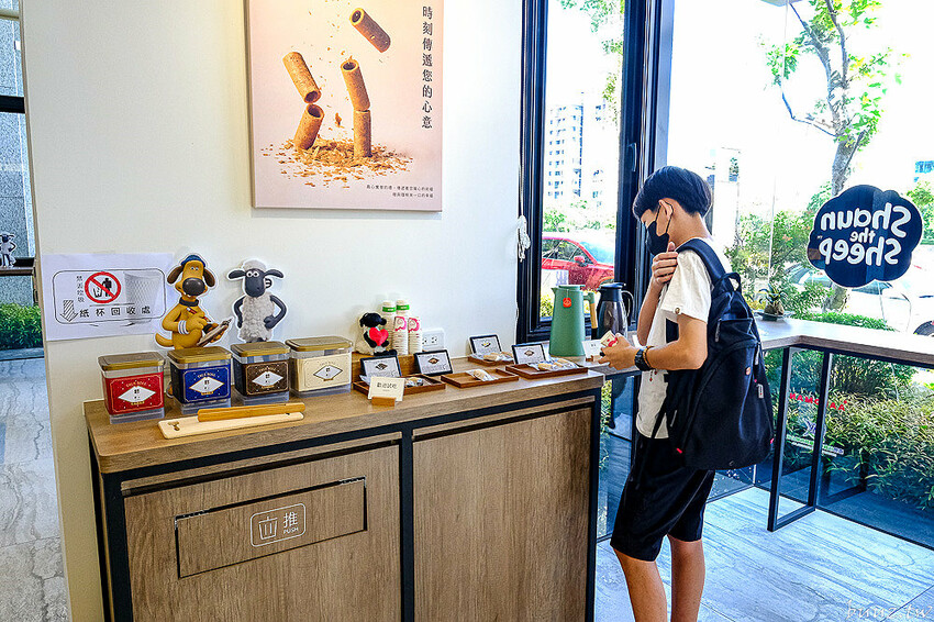 香酥蛋捲滿滿爆漿餡，實心蛋捲搭配可愛笑笑羊包裝，粹蛋捲酥酥蛋香很涮嘴！