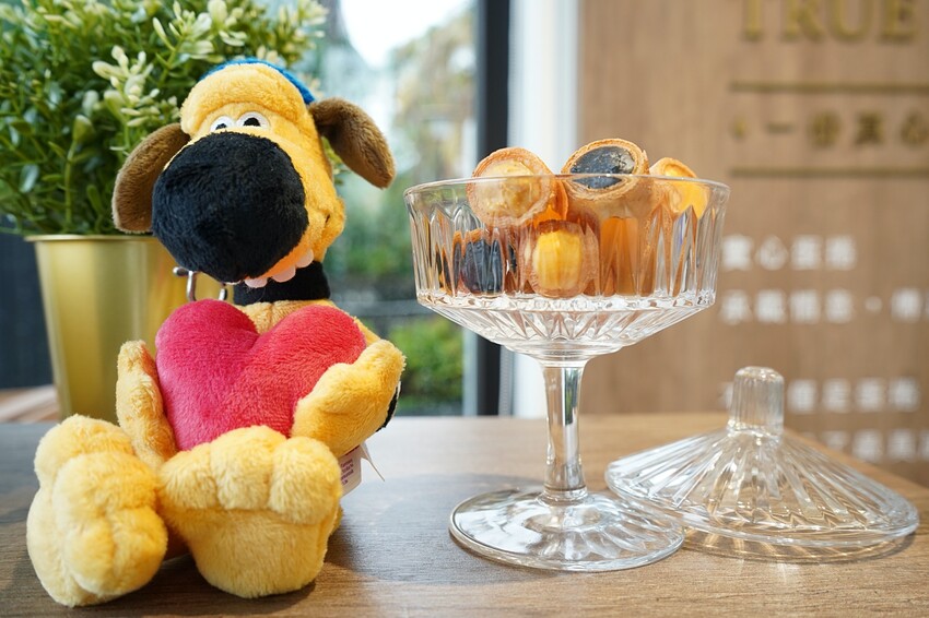 隱身在豪宅的爆紅伴手禮與笑笑羊聯名啦!新世代粹蛋捲必吃超濃苦甜巧克力口味,過年禮盒、中秋禮盒送禮推薦!