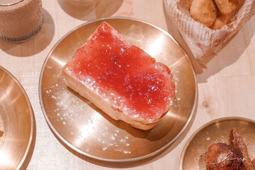 吐豪神醬肉燥吐司x深夜小酒吧｜台中嶺東新店，是咖啡廳也是酒吧！神醬肉燥搭配山形吐司充滿台式風味！ - 艾薇覓食趣