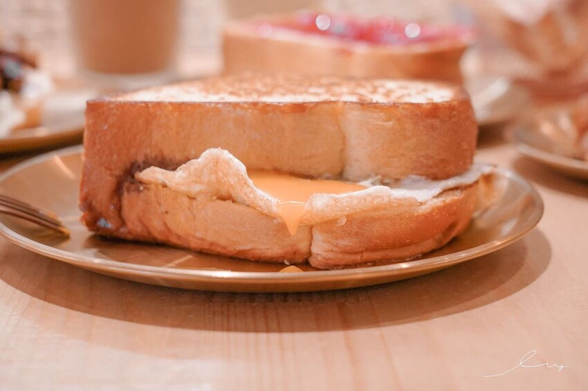 吐豪神醬肉燥吐司x深夜小酒吧｜台中嶺東新店，是咖啡廳也是酒吧！神醬肉燥搭配山形吐司充滿台式風味！ - 艾薇覓食趣