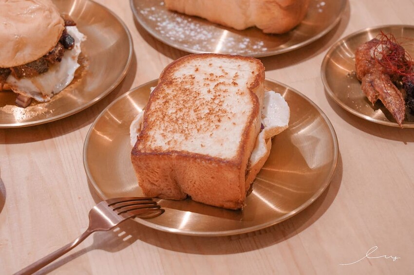 吐豪神醬肉燥吐司x深夜小酒吧｜台中嶺東新店，是咖啡廳也是酒吧！神醬肉燥搭配山形吐司充滿台式風味！ - 艾薇覓食趣