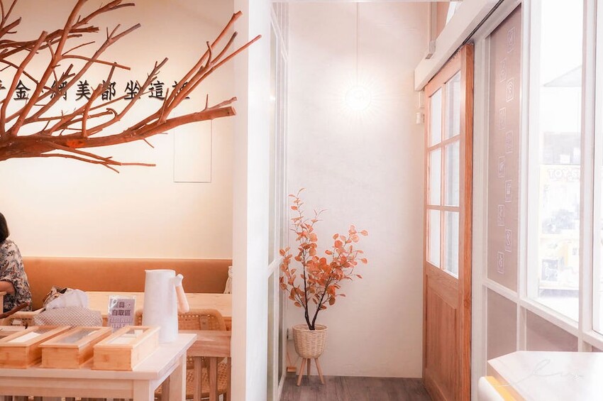 吐豪神醬肉燥吐司x深夜小酒吧｜台中嶺東新店，是咖啡廳也是酒吧！神醬肉燥搭配山形吐司充滿台式風味！ - 艾薇覓食趣