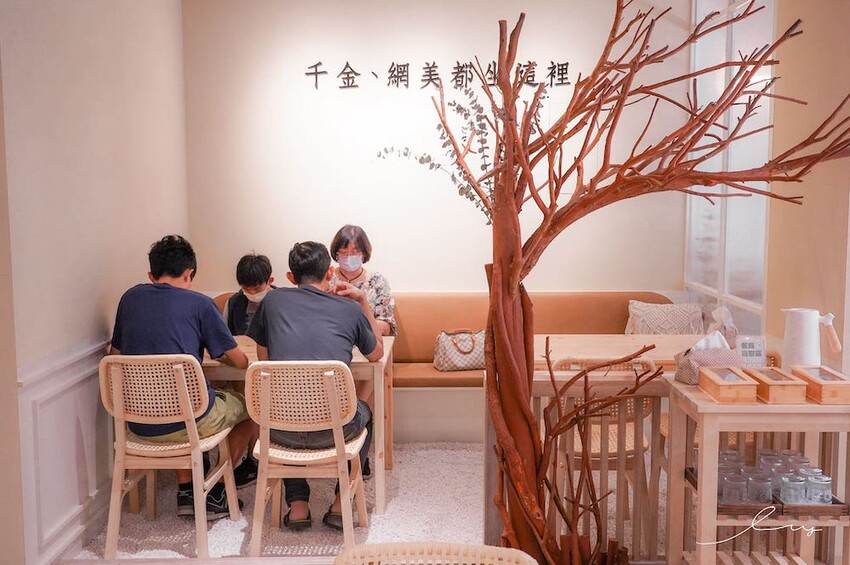 吐豪神醬肉燥吐司x深夜小酒吧｜台中嶺東新店，是咖啡廳也是酒吧！神醬肉燥搭配山形吐司充滿台式風味！ - 艾薇覓食趣