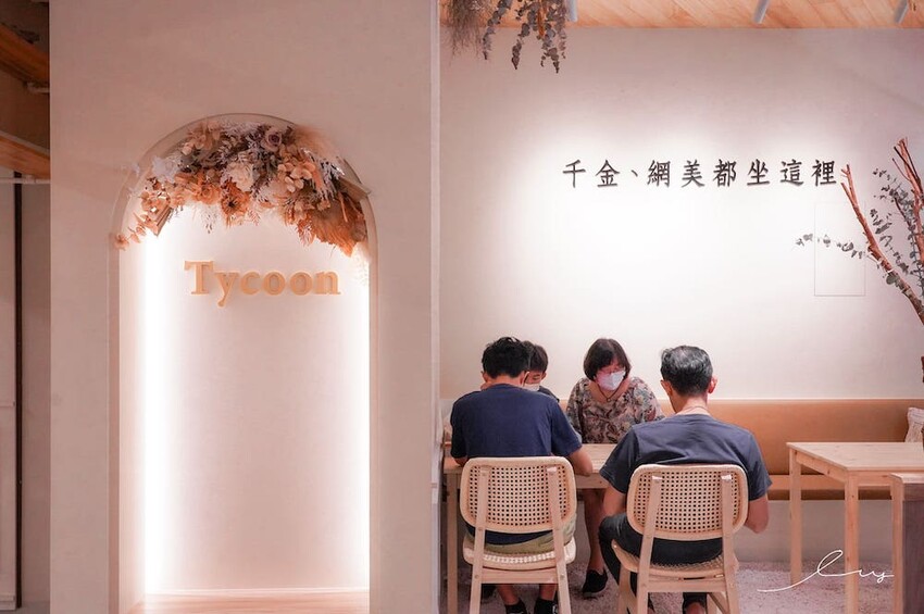 吐豪神醬肉燥吐司x深夜小酒吧｜台中嶺東新店，是咖啡廳也是酒吧！神醬肉燥搭配山形吐司充滿台式風味！ - 艾薇覓食趣