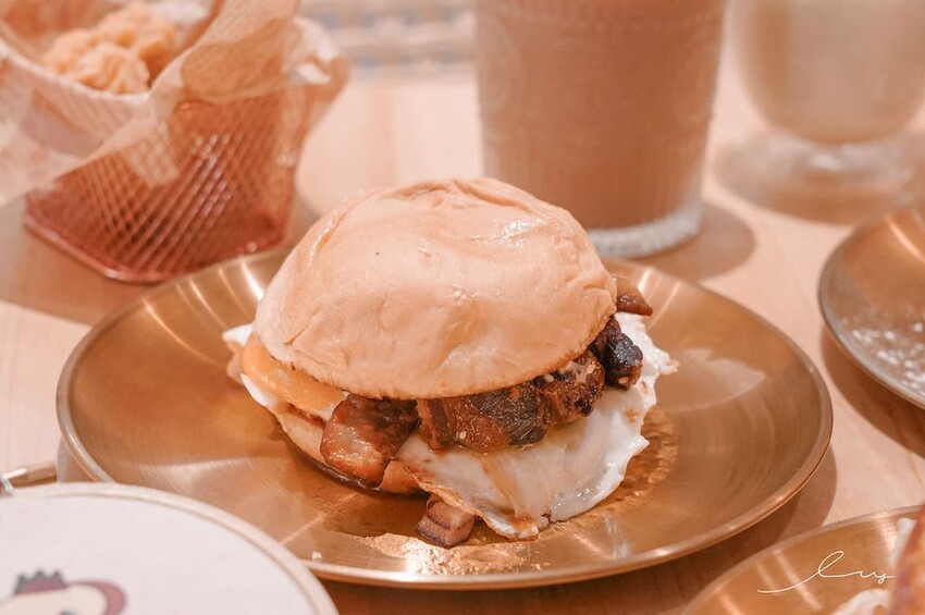 吐豪神醬肉燥吐司x深夜小酒吧｜台中嶺東新店，是咖啡廳也是酒吧！神醬肉燥搭配山形吐司充滿台式風味！ - 艾薇覓食趣