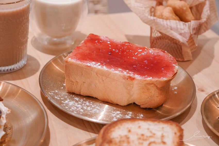 吐豪神醬肉燥吐司x深夜小酒吧｜台中嶺東新店，是咖啡廳也是酒吧！神醬肉燥搭配山形吐司充滿台式風味！ - 艾薇覓食趣