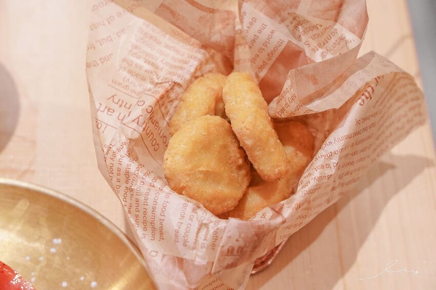 吐豪神醬肉燥吐司x深夜小酒吧｜台中嶺東新店，是咖啡廳也是酒吧！神醬肉燥搭配山形吐司充滿台式風味！ - 艾薇覓食趣