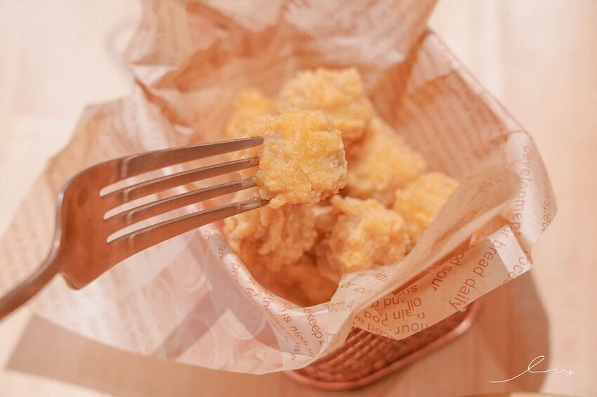 吐豪神醬肉燥吐司x深夜小酒吧｜台中嶺東新店，是咖啡廳也是酒吧！神醬肉燥搭配山形吐司充滿台式風味！ - 艾薇覓食趣