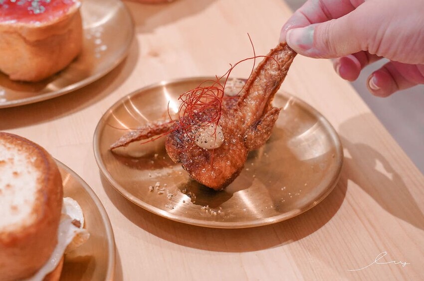 吐豪神醬肉燥吐司x深夜小酒吧｜台中嶺東新店，是咖啡廳也是酒吧！神醬肉燥搭配山形吐司充滿台式風味！ - 艾薇覓食趣