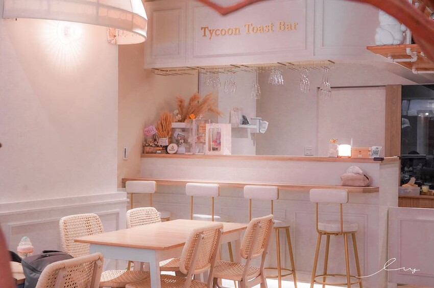 吐豪神醬肉燥吐司x深夜小酒吧｜台中嶺東新店，是咖啡廳也是酒吧！神醬肉燥搭配山形吐司充滿台式風味！ - 艾薇覓食趣