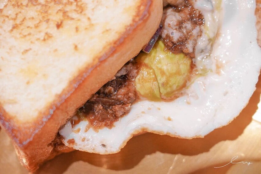 吐豪神醬肉燥吐司x深夜小酒吧｜台中嶺東新店，是咖啡廳也是酒吧！神醬肉燥搭配山形吐司充滿台式風味！ - 艾薇覓食趣