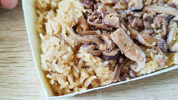 【台北美食】阿桃油飯|油飯只要20元就可以吃到的超便宜路邊攤美食