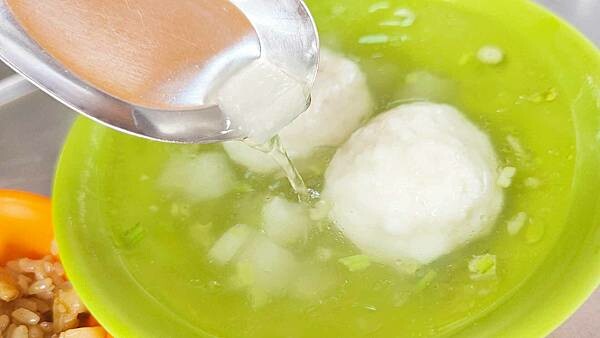 【台北美食】阿桃油飯|油飯只要20元就可以吃到的超便宜路邊攤美食