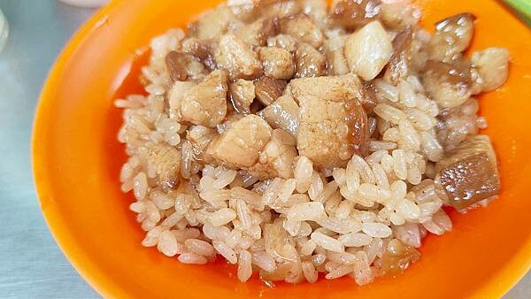 【台北美食】阿桃油飯|油飯只要20元就可以吃到的超便宜路邊攤美食