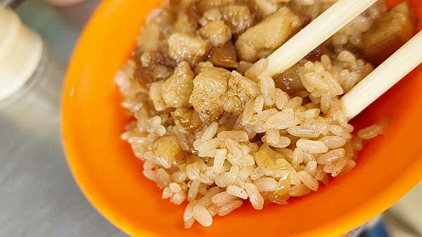 【台北美食】阿桃油飯|油飯只要20元就可以吃到的超便宜路邊攤美食