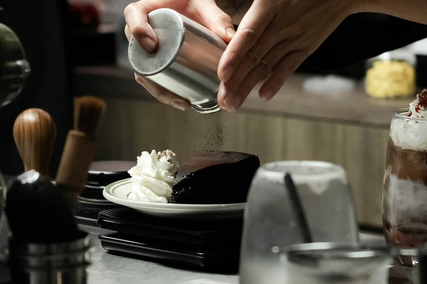 Cuppa Mc Cafe|草莓巴斯克,一月眾所矚目的甜心小萌寶|台中咖啡廳|向上市場美食|草莓季甜點推薦 - 小米食