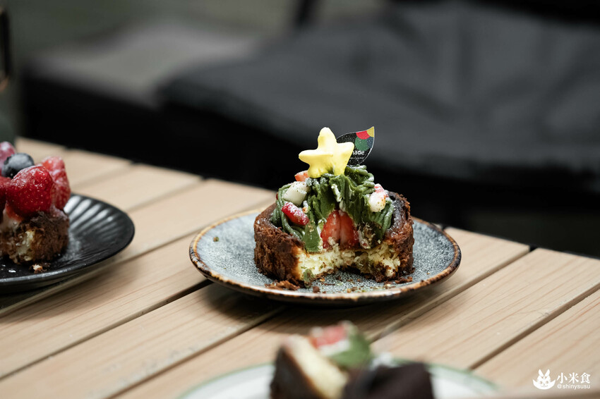 Cuppa Mc Cafe|草莓巴斯克,一月眾所矚目的甜心小萌寶|台中咖啡廳|向上市場美食|草莓季甜點推薦 - 小米食