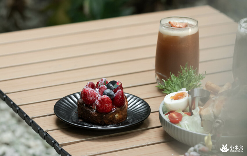 Cuppa Mc Cafe|草莓巴斯克,一月眾所矚目的甜心小萌寶|台中咖啡廳|向上市場美食|草莓季甜點推薦 - 小米食