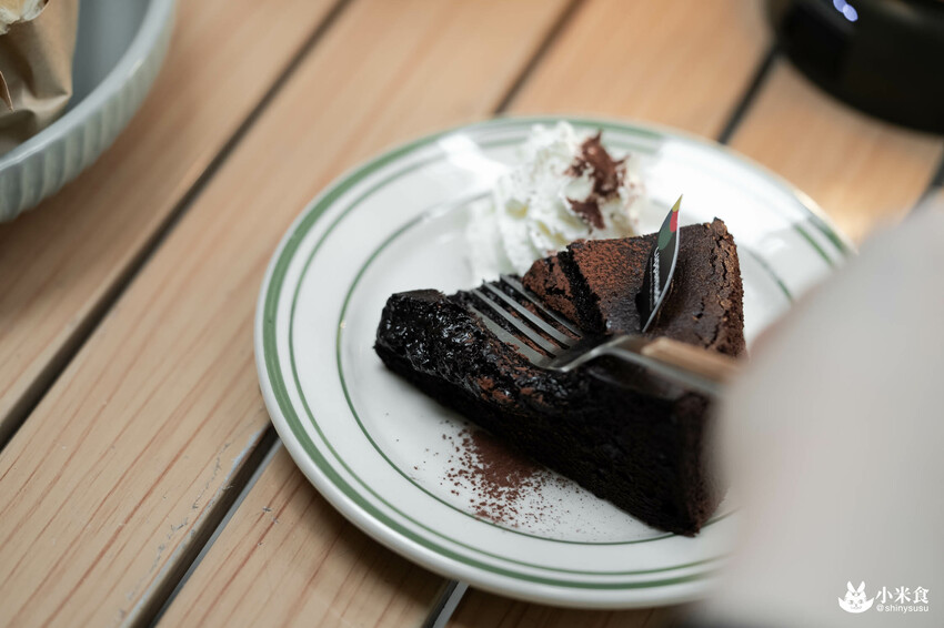 Cuppa Mc Cafe|草莓巴斯克,一月眾所矚目的甜心小萌寶|台中咖啡廳|向上市場美食|草莓季甜點推薦 - 小米食