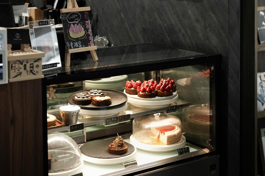 Cuppa Mc Cafe|草莓巴斯克,一月眾所矚目的甜心小萌寶|台中咖啡廳|向上市場美食|草莓季甜點推薦 - 小米食