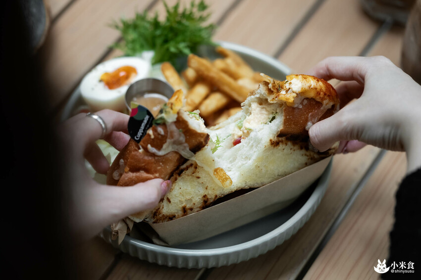 Cuppa Mc Cafe|草莓巴斯克,一月眾所矚目的甜心小萌寶|台中咖啡廳|向上市場美食|草莓季甜點推薦 - 小米食