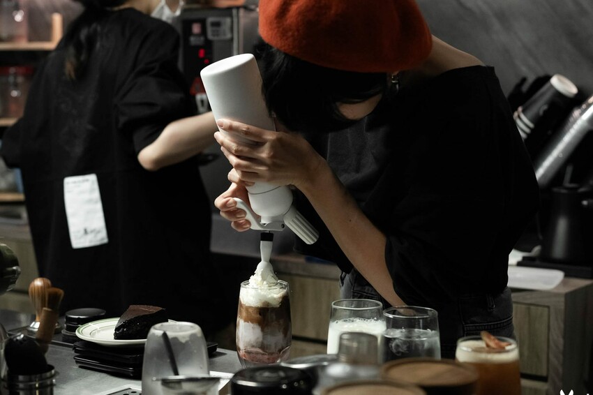 Cuppa Mc Cafe|草莓巴斯克,一月眾所矚目的甜心小萌寶|台中咖啡廳|向上市場美食|草莓季甜點推薦 - 小米食