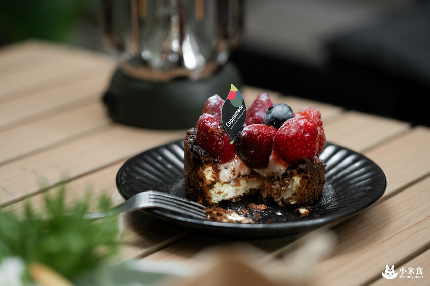 Cuppa Mc Cafe|草莓巴斯克,一月眾所矚目的甜心小萌寶|台中咖啡廳|向上市場美食|草莓季甜點推薦 - 小米食