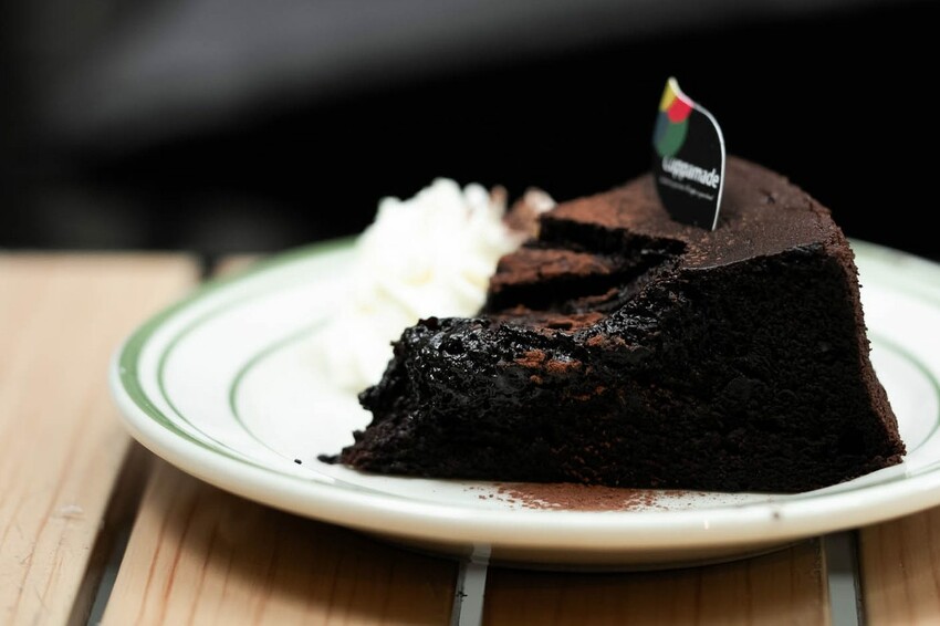 Cuppa Mc Cafe|草莓巴斯克,一月眾所矚目的甜心小萌寶|台中咖啡廳|向上市場美食|草莓季甜點推薦 - 小米食