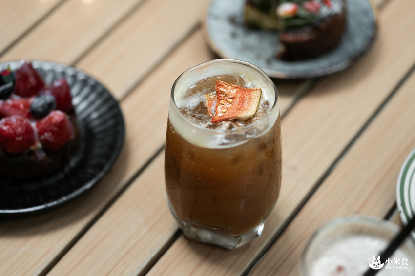 Cuppa Mc Cafe|草莓巴斯克,一月眾所矚目的甜心小萌寶|台中咖啡廳|向上市場美食|草莓季甜點推薦 - 小米食