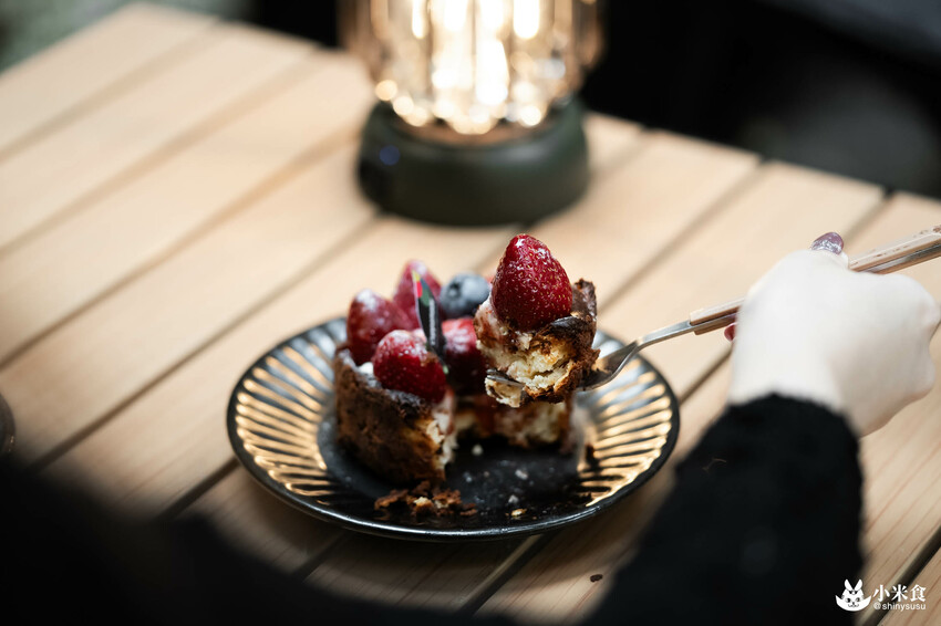 Cuppa Mc Cafe|草莓巴斯克,一月眾所矚目的甜心小萌寶|台中咖啡廳|向上市場美食|草莓季甜點推薦 - 小米食