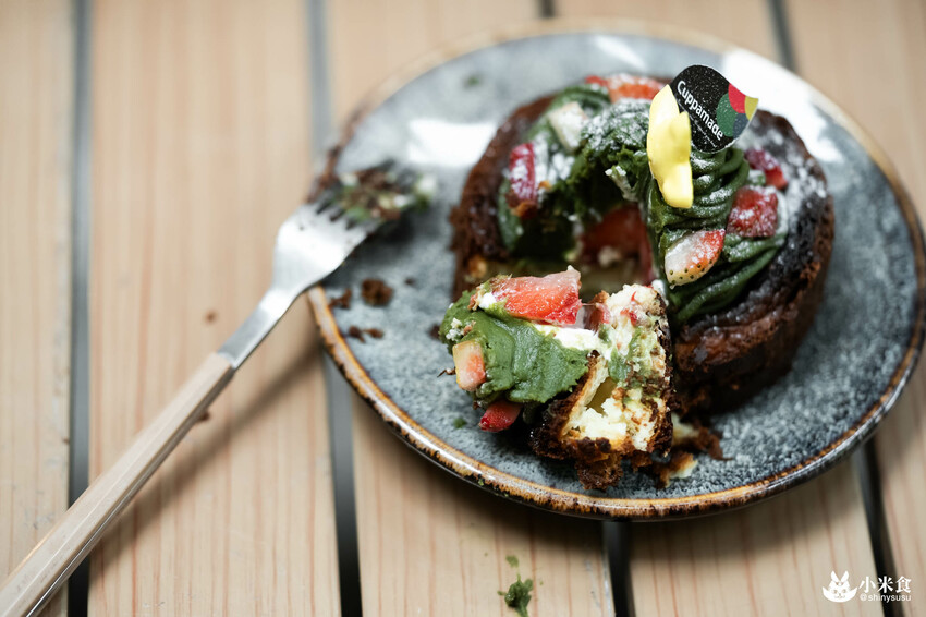 Cuppa Mc Cafe|草莓巴斯克,一月眾所矚目的甜心小萌寶|台中咖啡廳|向上市場美食|草莓季甜點推薦 - 小米食