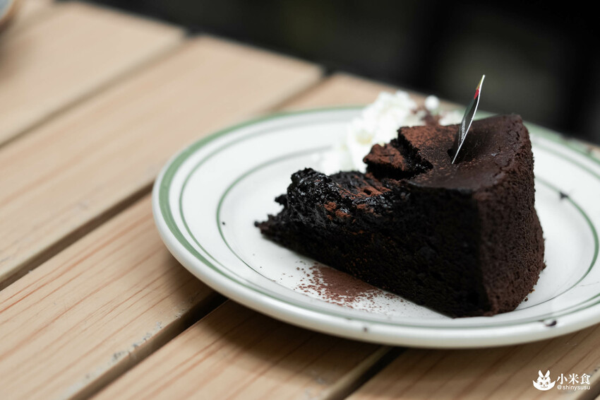 Cuppa Mc Cafe|草莓巴斯克,一月眾所矚目的甜心小萌寶|台中咖啡廳|向上市場美食|草莓季甜點推薦 - 小米食