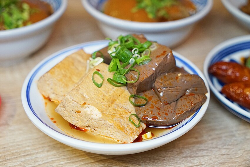 台中少見浮誇海陸麵線結合脆皮肉圓、祕醬甜不辣，古早味人氣小吃這裡一次通通吃齊！！