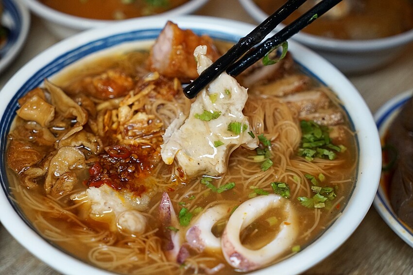 台中少見浮誇海陸麵線結合脆皮肉圓、祕醬甜不辣，古早味人氣小吃這裡一次通通吃齊！！