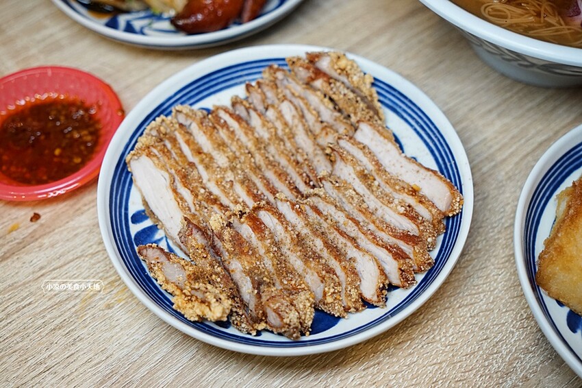 台中少見浮誇海陸麵線結合脆皮肉圓、祕醬甜不辣，古早味人氣小吃這裡一次通通吃齊！！