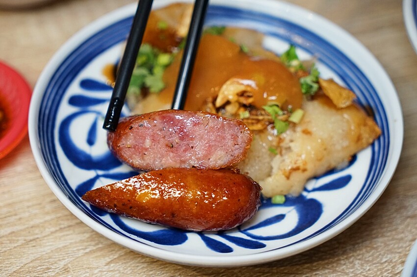 台中少見浮誇海陸麵線結合脆皮肉圓、祕醬甜不辣，古早味人氣小吃這裡一次通通吃齊！！