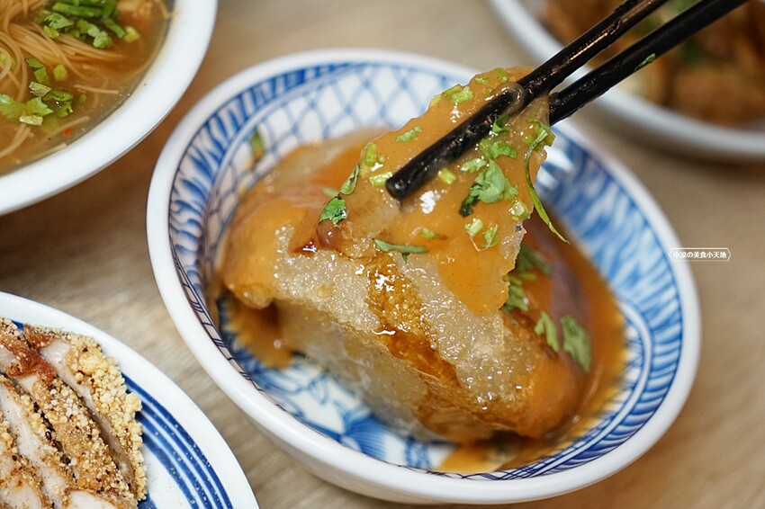 台中少見浮誇海陸麵線結合脆皮肉圓、祕醬甜不辣，古早味人氣小吃這裡一次通通吃齊！！