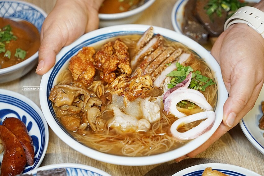 台中少見浮誇海陸麵線結合脆皮肉圓、祕醬甜不辣，古早味人氣小吃這裡一次通通吃齊！！