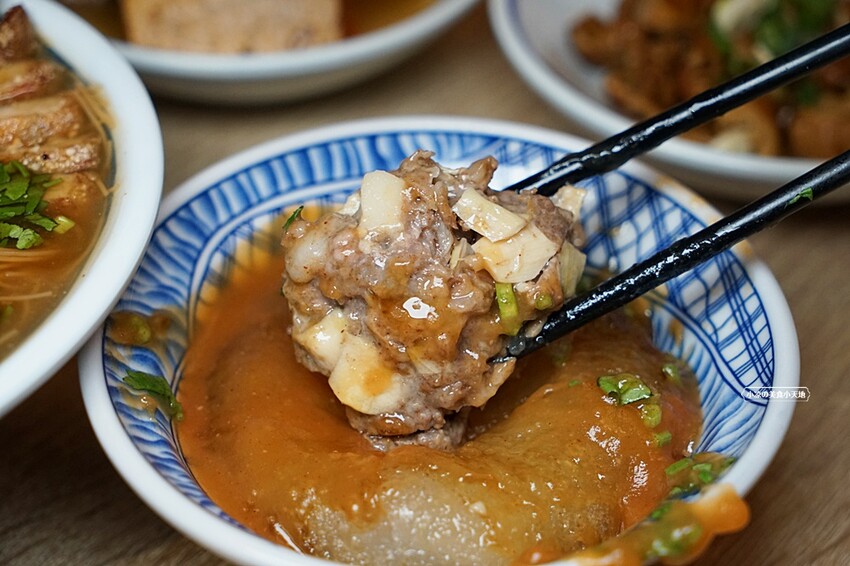 台中少見浮誇海陸麵線結合脆皮肉圓、祕醬甜不辣，古早味人氣小吃這裡一次通通吃齊！！
