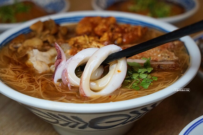 台中少見浮誇海陸麵線結合脆皮肉圓、祕醬甜不辣，古早味人氣小吃這裡一次通通吃齊！！
