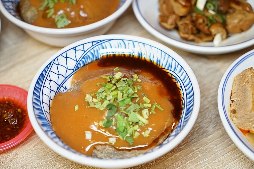 台中少見浮誇海陸麵線結合脆皮肉圓、祕醬甜不辣，古早味人氣小吃這裡一次通通吃齊！！