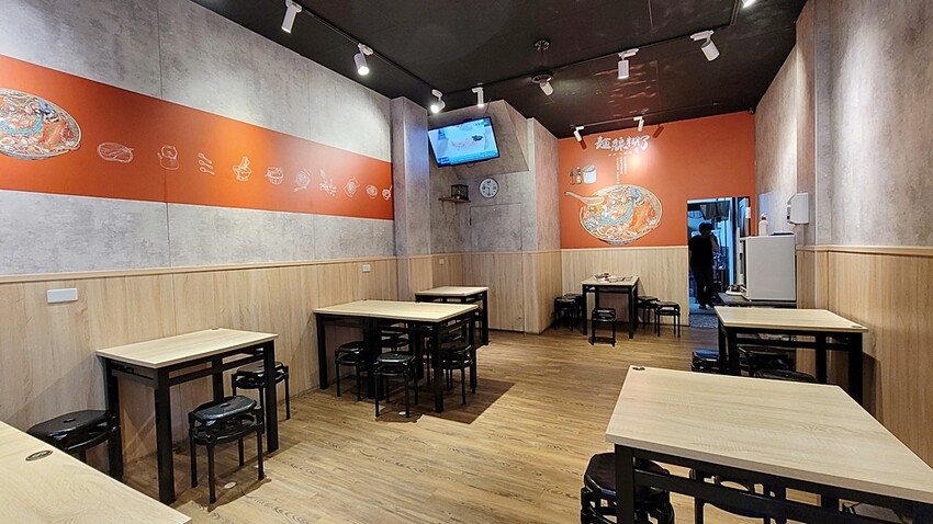 台中少見浮誇海陸麵線結合脆皮肉圓、祕醬甜不辣，古早味人氣小吃這裡一次通通吃齊！！