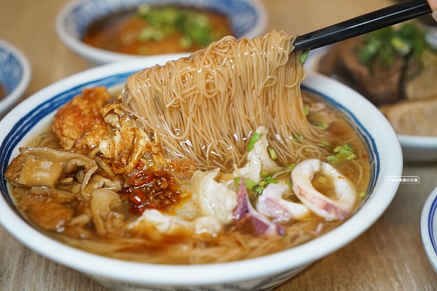 台中少見浮誇海陸麵線結合脆皮肉圓、祕醬甜不辣，古早味人氣小吃這裡一次通通吃齊！！