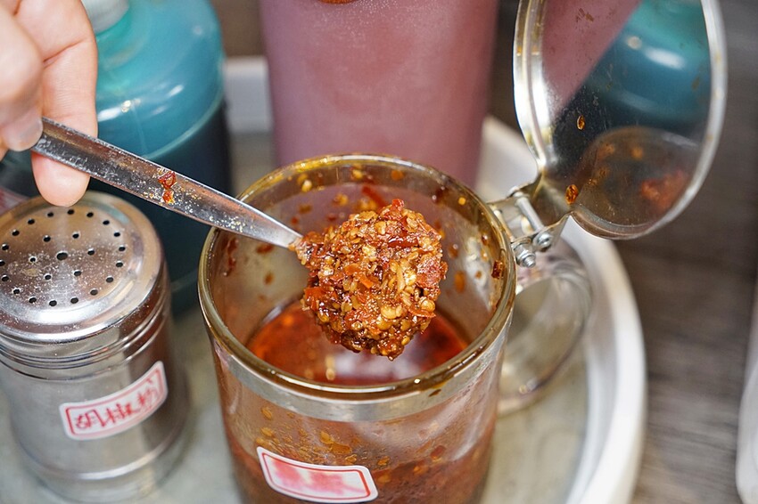 台中少見浮誇海陸麵線結合脆皮肉圓、祕醬甜不辣，古早味人氣小吃這裡一次通通吃齊！！