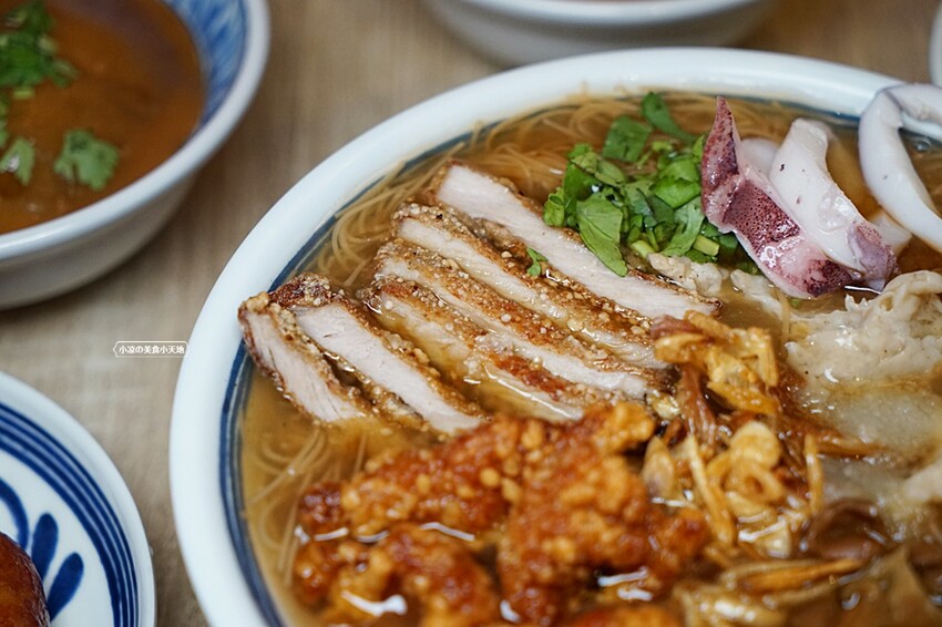 台中少見浮誇海陸麵線結合脆皮肉圓、祕醬甜不辣，古早味人氣小吃這裡一次通通吃齊！！
