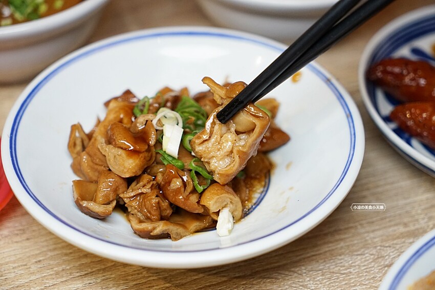 台中少見浮誇海陸麵線結合脆皮肉圓、祕醬甜不辣，古早味人氣小吃這裡一次通通吃齊！！