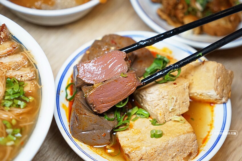 台中少見浮誇海陸麵線結合脆皮肉圓、祕醬甜不辣，古早味人氣小吃這裡一次通通吃齊！！